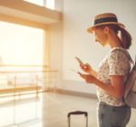 Frau auf Reisen am Flughafen