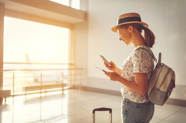 Frau auf Reisen am Flughafen