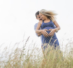 Ein schwangeres Pärchen im Baby-Glück