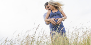 Ein schwangeres Pärchen im Baby-Glück