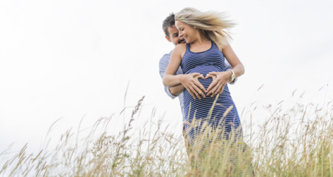 Ein schwangeres Pärchen im Baby-Glück