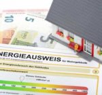 Zu sehen sind ein Energieausweisformular, Geldscheine und ein Modellhaus