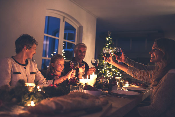 Familie beim Festagsessen