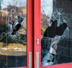 Ein Glasbruch im Fenster