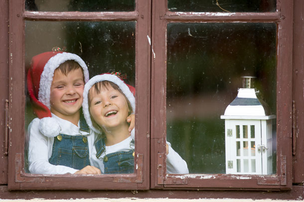 Jungs am Fenster