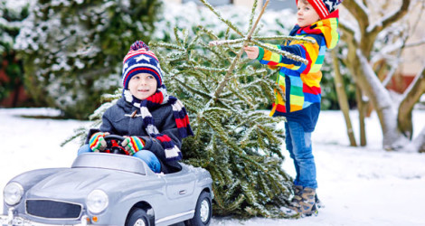 Kinder mit Auto im Schnee