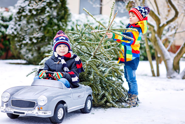 Kinder mit Auto im Schnee