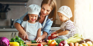 Familie bereitet Essen zu.