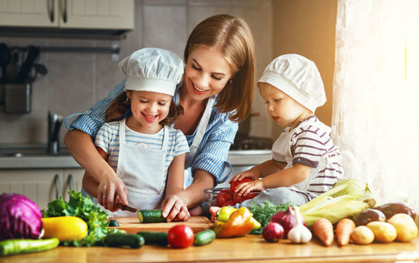 Familie bereitet Essen zu.