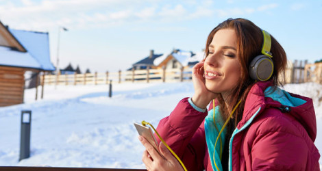 Frau im Schnee mit Musik