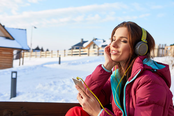 Frau im Schnee mit Musik