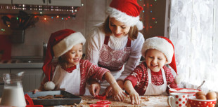 Weihnachtliches Backen in der Küche