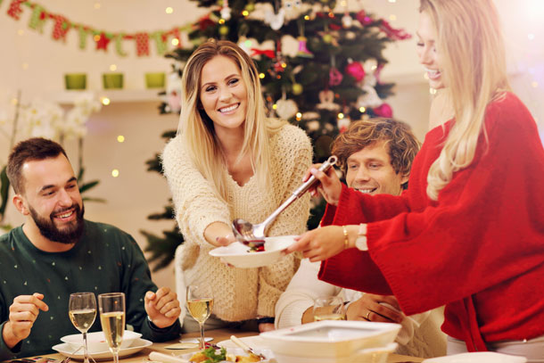 Familie beim Weihnachtsessen